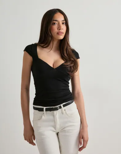 Nelly - Sort - Sweetheart Cap Sleeve Top