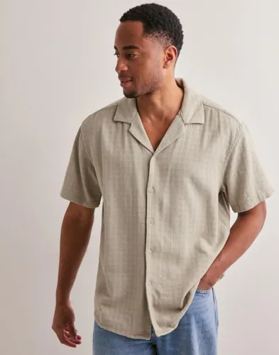 Beige linneskjorta från Only & Sons med texturerat material och knappstängning