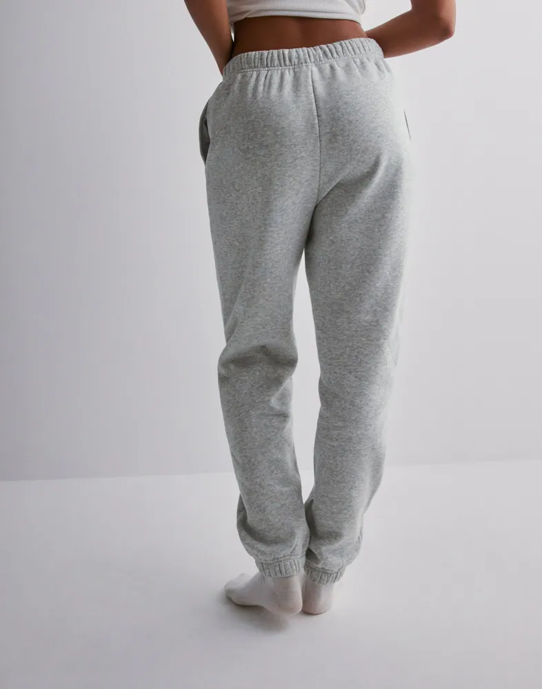 Lara Kroftning yalangoch surati